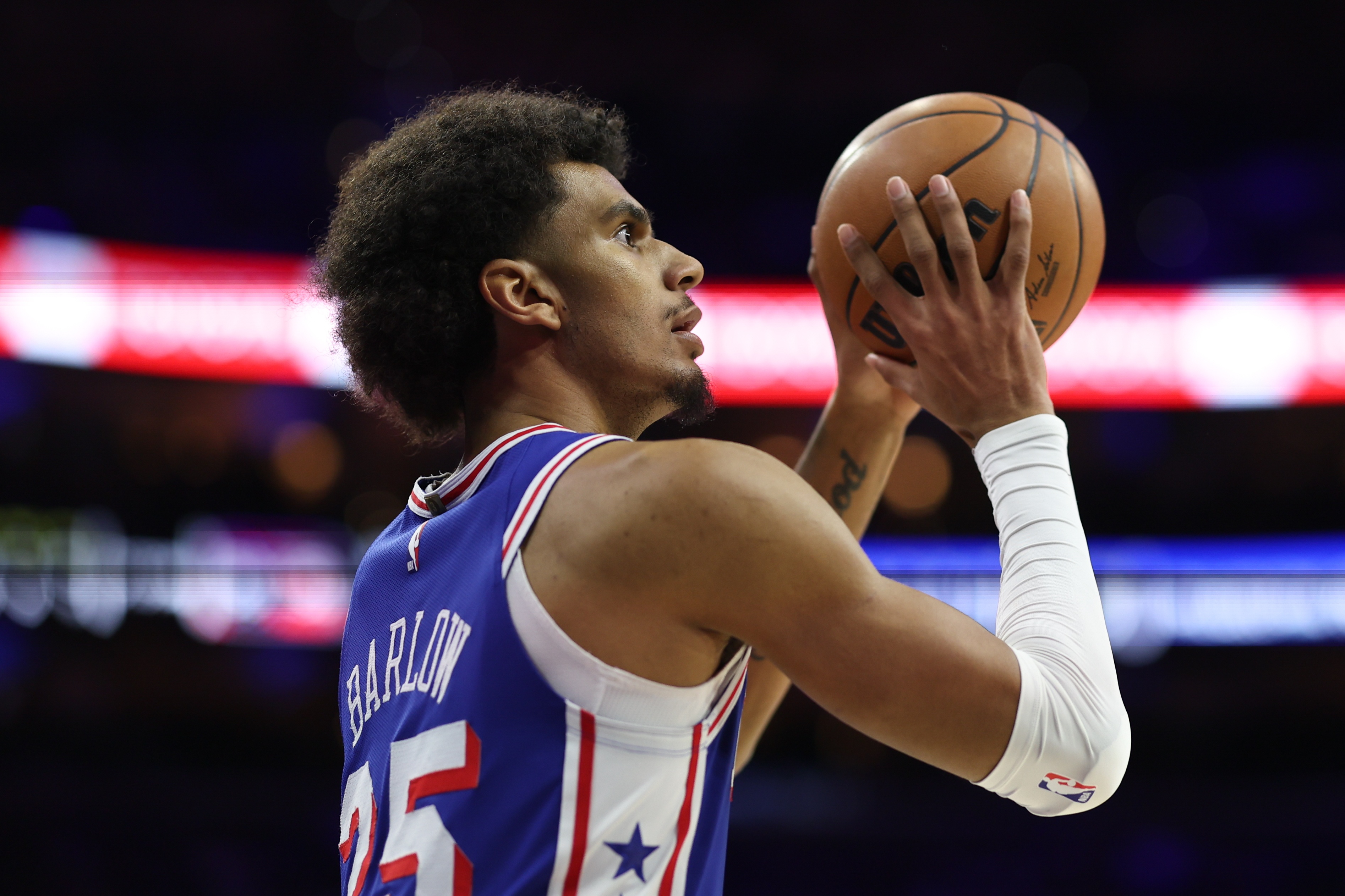 世俱杯-火力压制！巴洛反击一马当先起飞暴扣 76人下半场13-2打停太阳